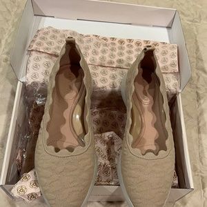 Taryn Rose Women's Dasha Ballet Flat, Buff Size 9.5 M